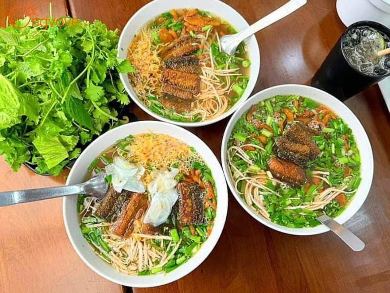 Ẩm Thực Đền Phượng Hoàng Hưng Yên: Hương Vị Quê Nhà