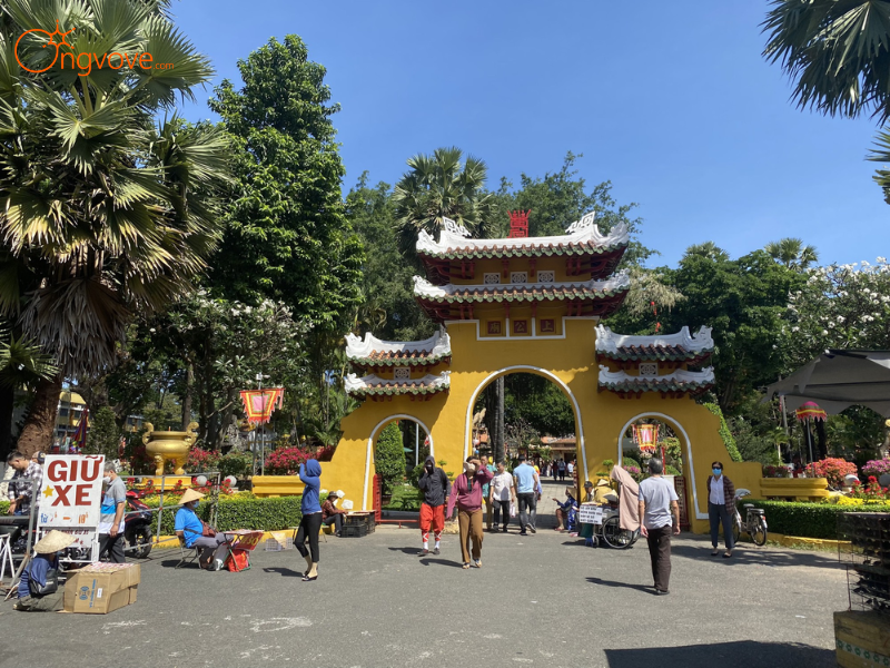 Chi Phí Thuê Hướng Dẫn Viên Đi Lăng Ông Bà Chiểu: Minh Bạch Cùng Ong Vò Vẽ Travel