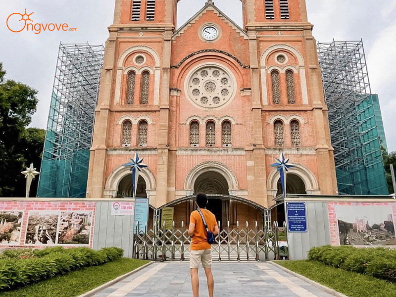 Lý Do Bạn Nên Thuê Hướng Dẫn Viên Khi Tham Quan Nhà Thờ Đức Bà Sài Gòn