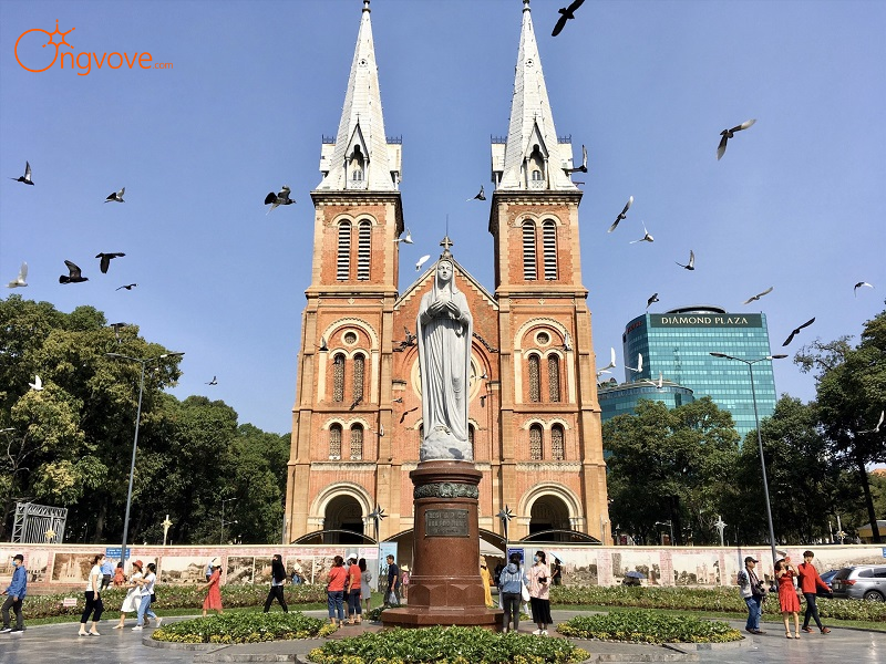 Tại Sao Nên Lựa Chọn Hướng Dẫn Viên Của Ong Vò Vẽ Travel Cho Nhà Thờ Đức Bà?