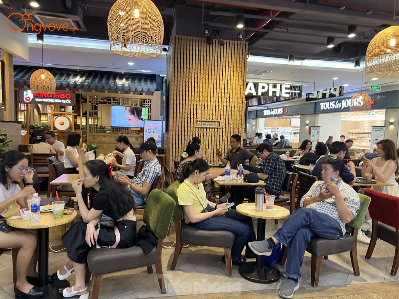 Tại Sao Cần Thuê Hướng dẫn viên tại Khu vực mua sắm và giải trí TPHCM