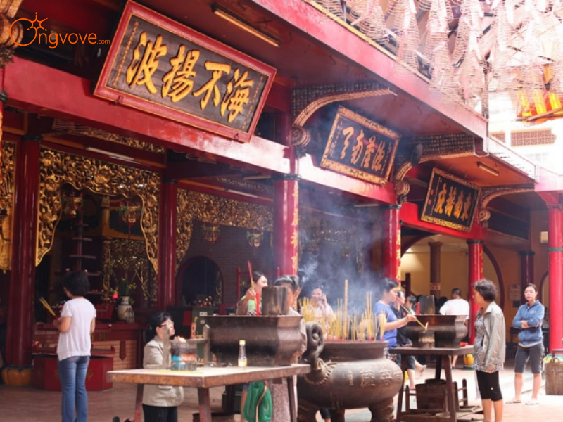 Những Tiêu Chí Cần Lưu Ý Khi Thuê Hướng dẫn viên tại Hội quán Ôn Lăng - Chùa Quan Âm TPHCM