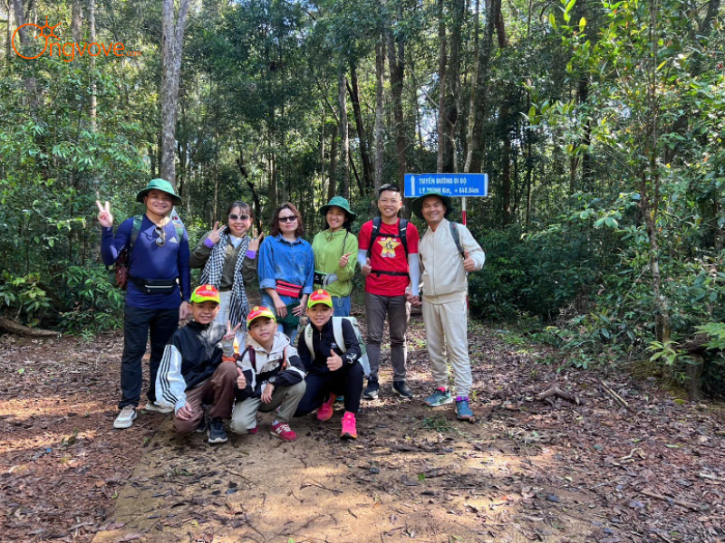 Trekking xuyên rừng và chinh phục thác nước