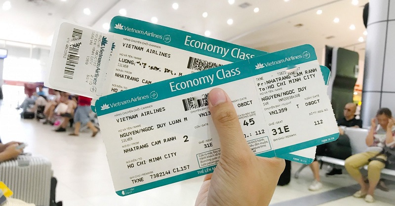 Giá vé máy bay khứ hồi từ Hà Nội/Đà Nẵng đến Thành phố Hồ Chí Minh vào mùa cao điểm du lịch là bao nhiêu?