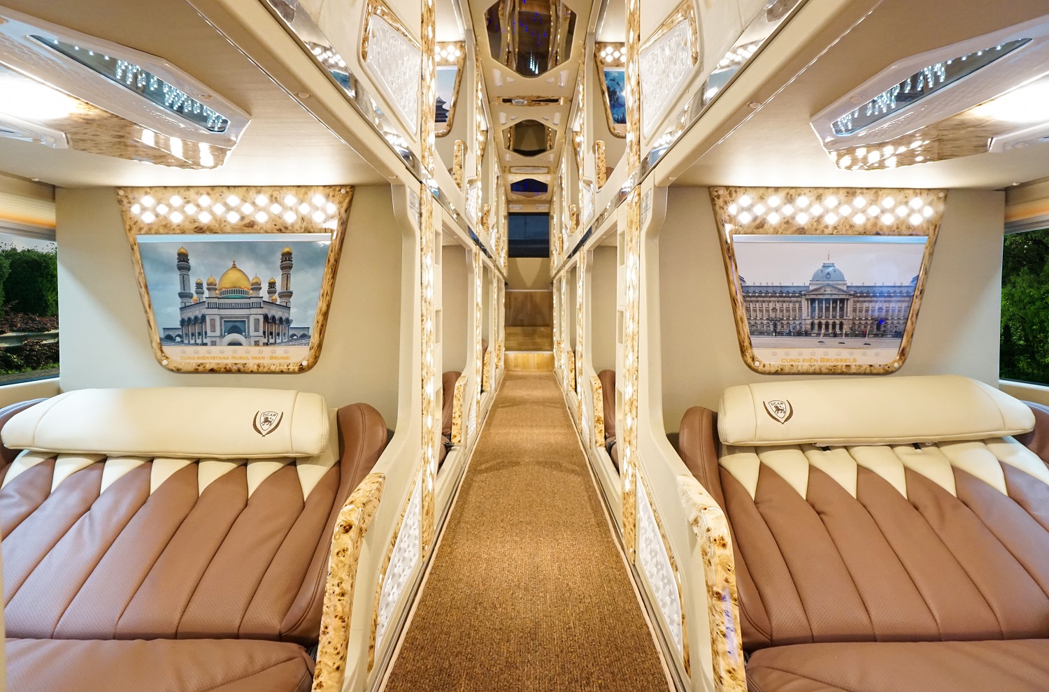 So sánh giữa xe limousine và xe khách giường nằm tuyến Đà Lạt - Thành phố Hồ Chí Minh về sự thoải mái và giá cả?