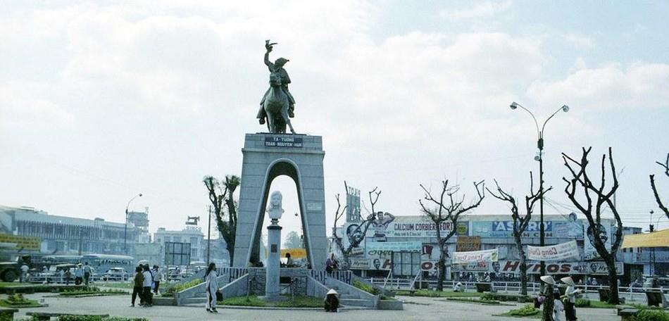 Câu chuyện đằng sau bức tượng Trần Nguyên Hãn ở vòng xoay Quách Thị Trang (trước chợ Bến Thành cũ) là gì?