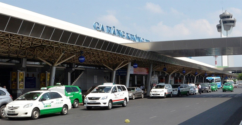 Chi phí taxi từ sân bay về khách sạn ở Quận 1 khoảng bao nhiêu tiền?