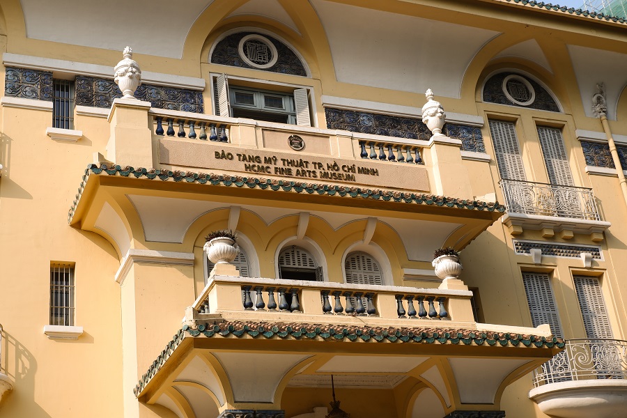Ý nghĩa của các bức phù điêu bên ngoài Bảo tàng Mỹ thuật Thành phố Hồ Chí Minh là gì?