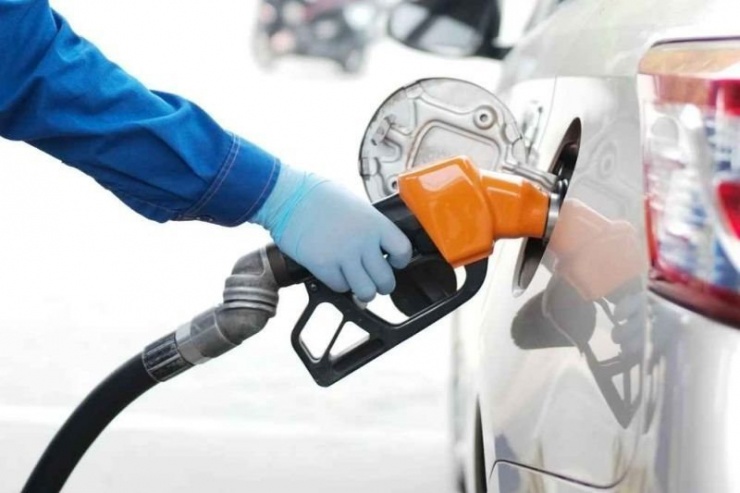 Giá xăng hiện tại ở Thành phố Hồ Chí Minh là bao nhiêu và một chiếc xe số phổ thông đi được bao xa với 1 lít xăng?