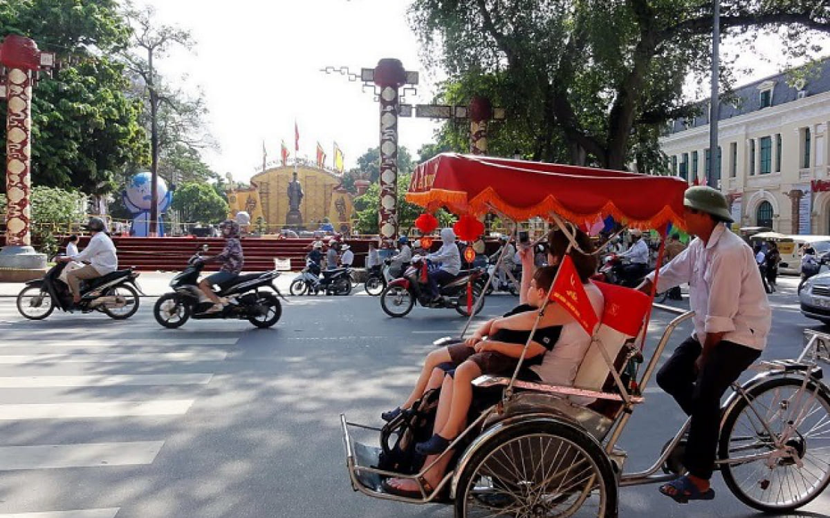 Xích lô có phải là một lựa chọn tốt để tham quan khu vực trung tâm không và giá cả hợp lý là bao nhiêu?