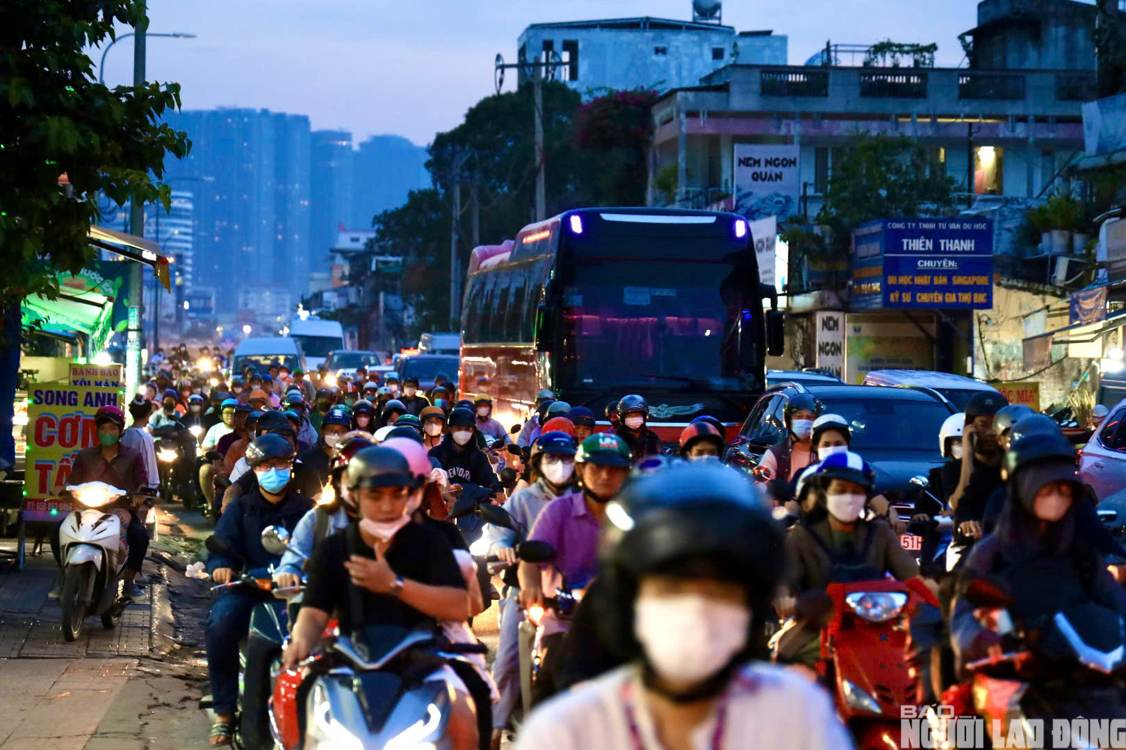 Giờ cao điểm kẹt xe ở Thành phố Hồ Chí Minh thường là những khung giờ nào?