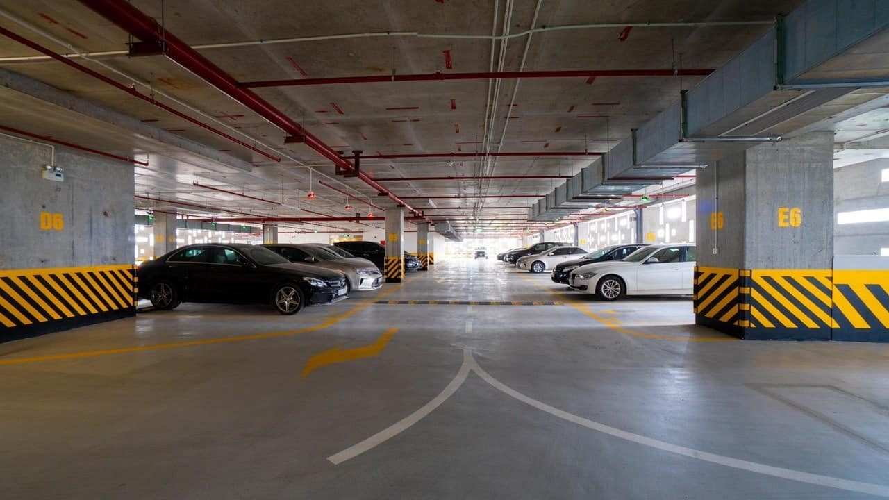 Bãi đỗ xe ô tô và xe máy ở gần các điểm tham quan như Dinh Độc Lập, Nhà thờ Đức Bà có dễ tìm không? Phí gửi xe là bao nhiêu?