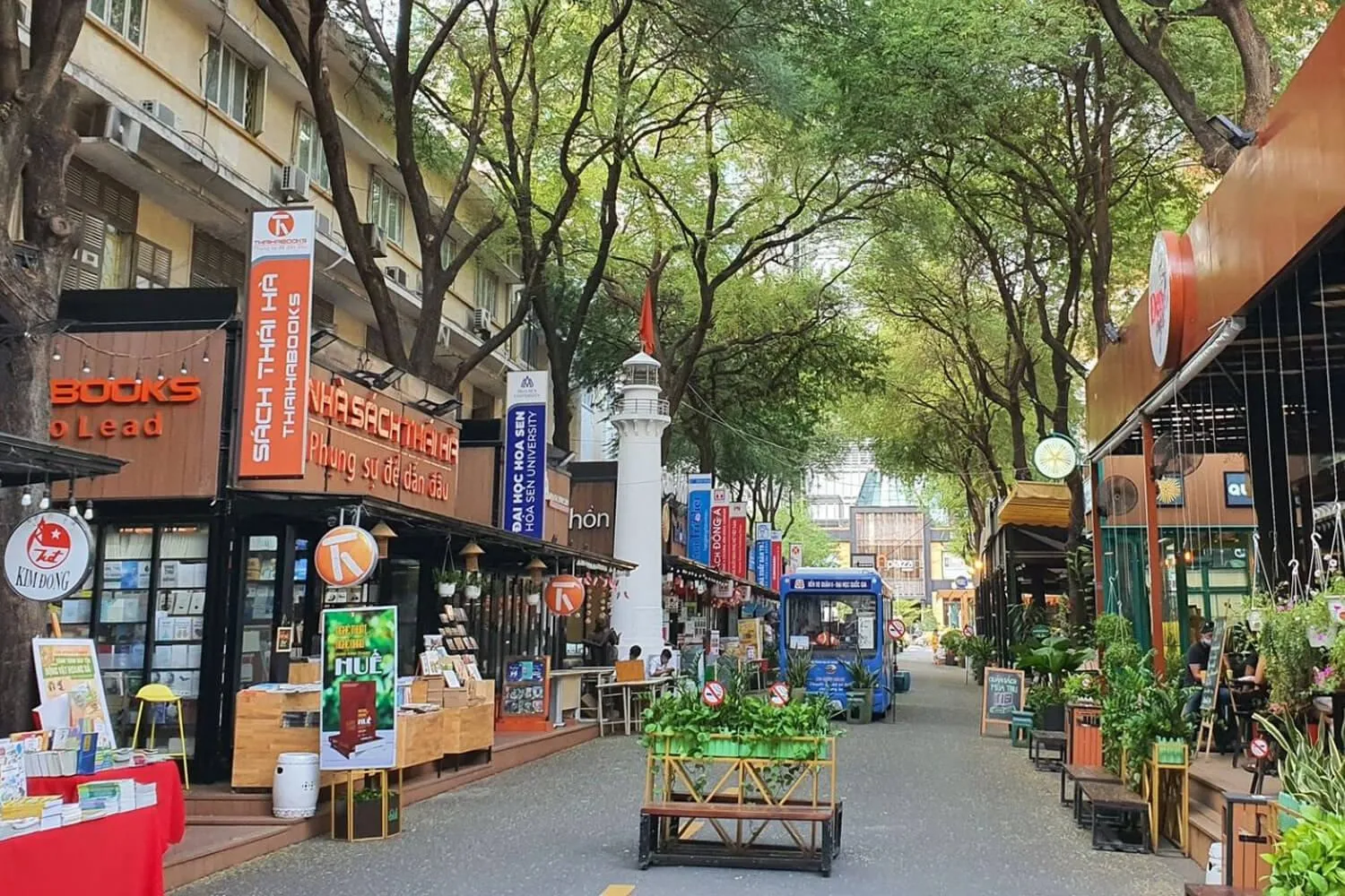 Nên ở khu vực nào tại Thành phố Hồ Chí Minh để tiện cho việc tham quan và ăn uống? Quận 1, Quận 3 hay Bình Thạnh?