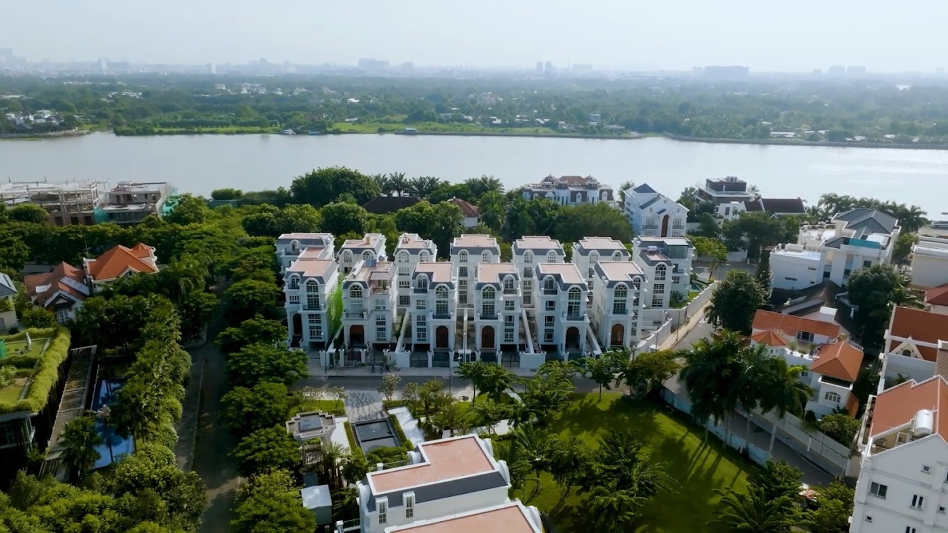 So sánh ưu và nhược điểm khi lưu trú tại Quận 1 (sôi động) và Quận 2 - Thảo Điền (yên tĩnh, nhiều người nước ngoài)?