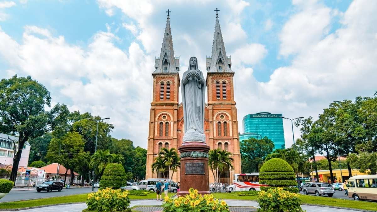 Nhà thờ Đức Bà hiện tại đã mở cửa cho khách tham quan vào bên trong chưa?