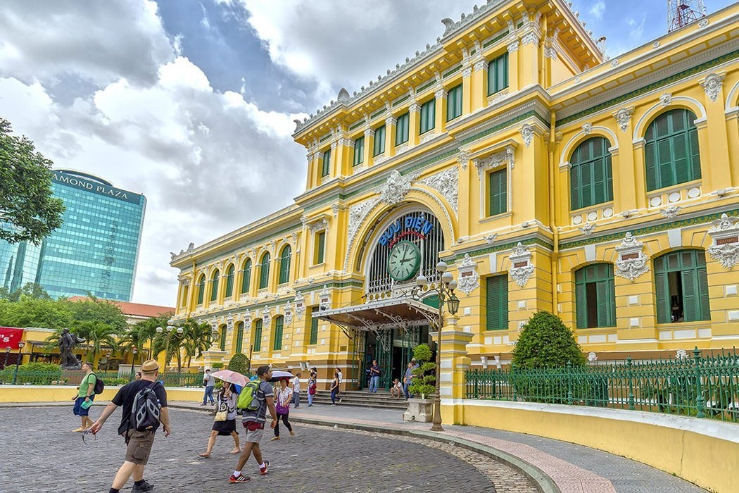 Bên trong Bưu điện Trung tâm Sài Gòn còn hoạt động gửi thư và bán hàng lưu niệm không?