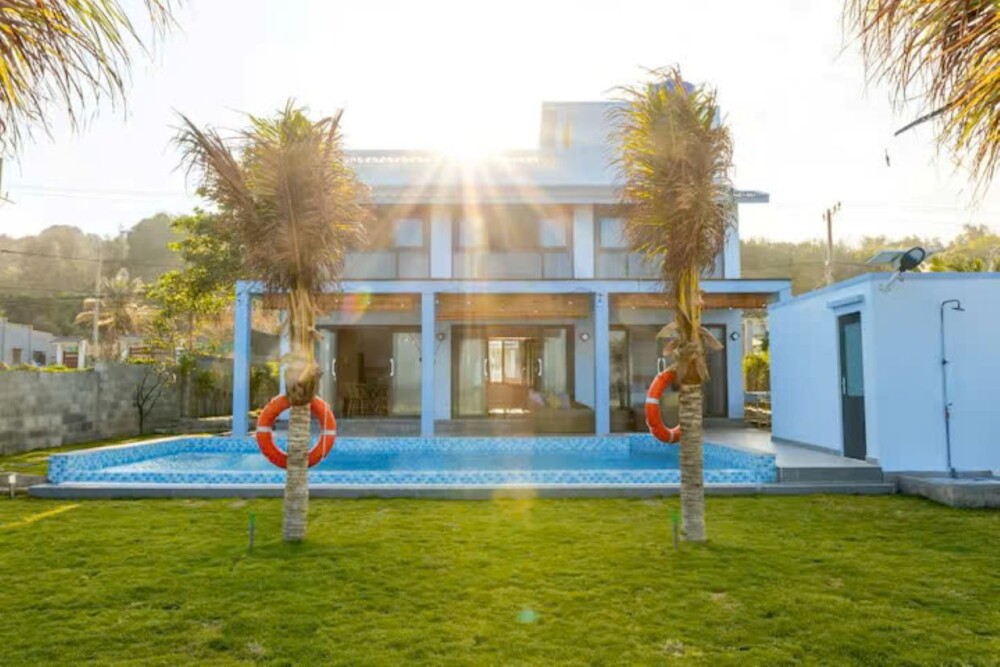 Cho một nhóm bạn thân khoảng 6 người, nên thuê villa nguyên căn hay nhiều phòng khách sạn?