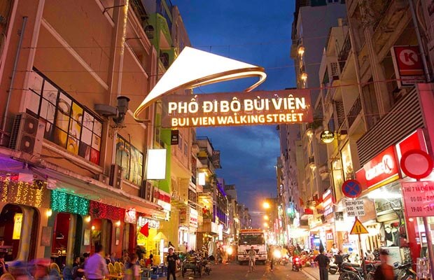 Khu phố Tây Bùi Viện có những loại hình lưu trú nào phổ biến?