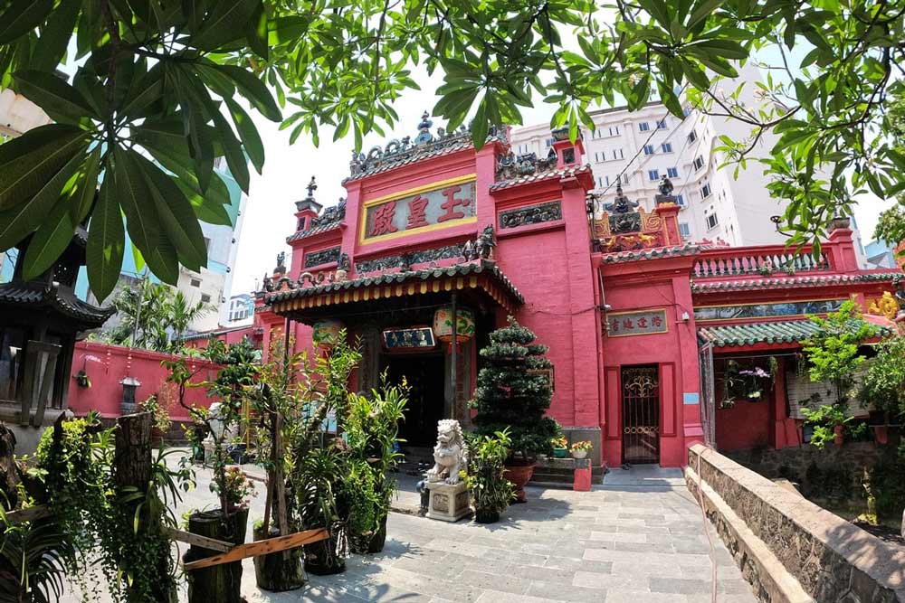 Đến chùa Ngọc Hoàng cầu duyên cần lưu ý những gì về trang phục và lễ vật?