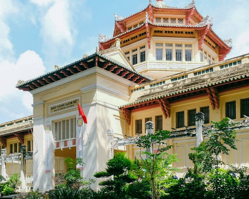 Bảo tàng Lịch sử Việt Nam (trong Thảo Cầm Viên) trưng bày những gì?