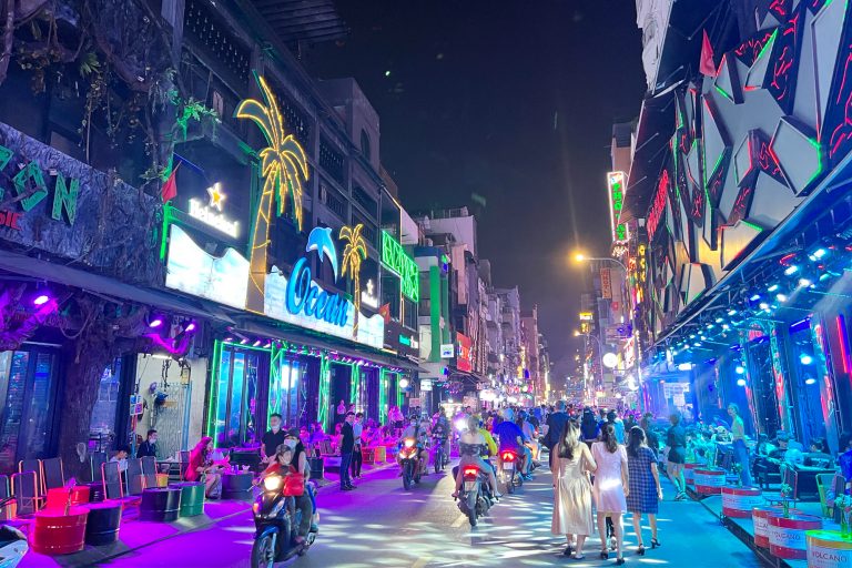 Khu phố Tây Bùi Viện có những loại hình lưu trú nào phổ biến?