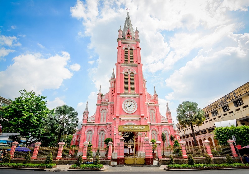 Nhà thờ Tân Định (Nhà thờ màu hồng) nằm ở quận mấy và nên đến vào thời điểm nào để có ảnh đẹp?