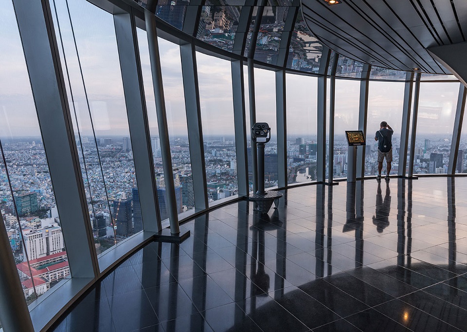 Giá vé lên Saigon Skydeck là bao nhiêu và nên đi vào lúc hoàng hôn hay buổi tối?