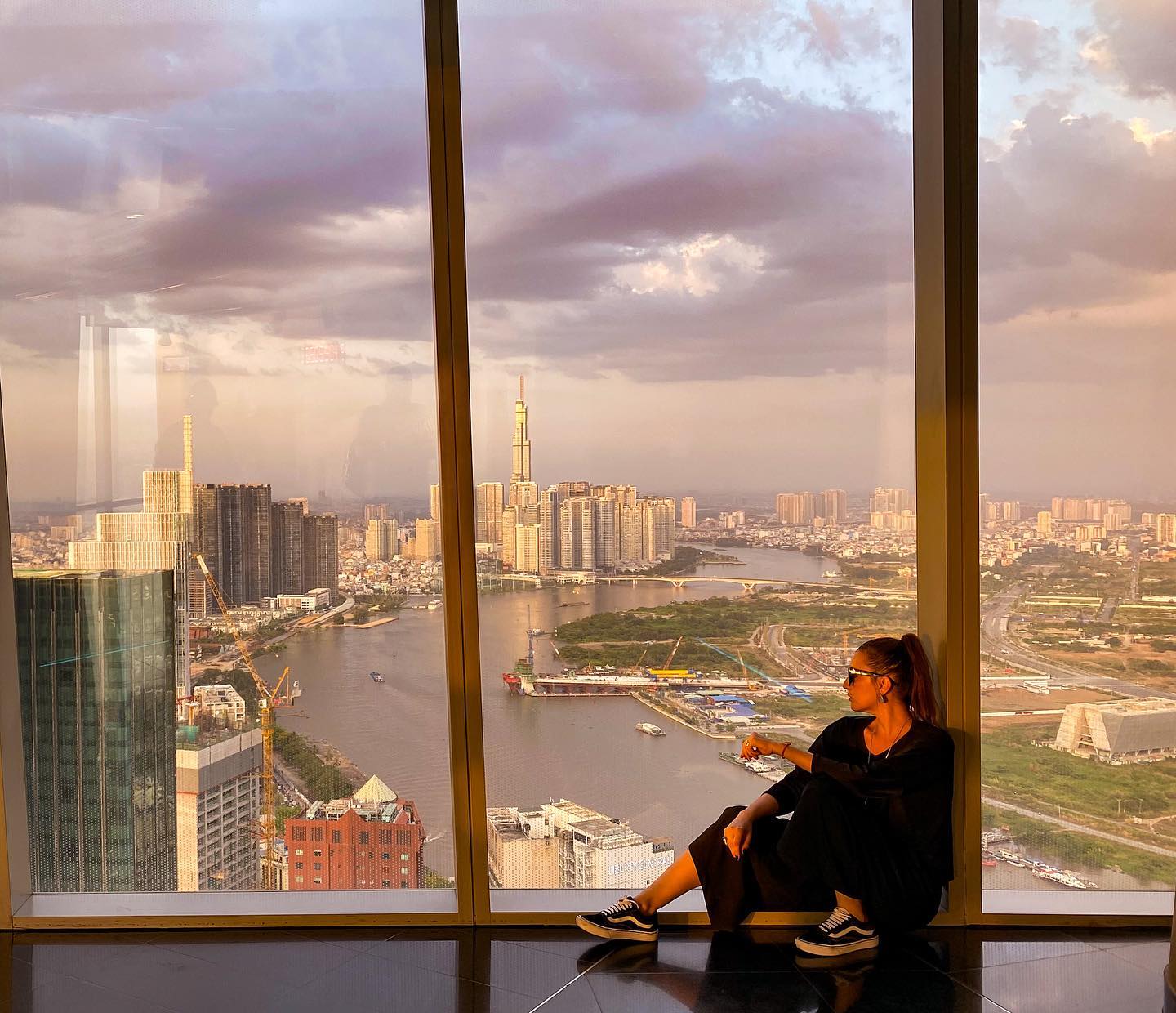 So sánh view từ Saigon Skydeck và từ một quán bar trên tầng thượng (rooftop bar)?