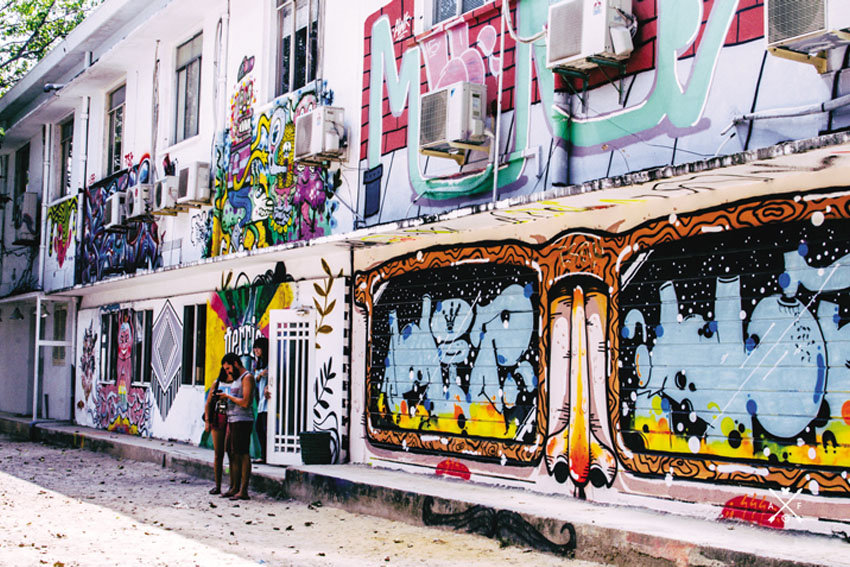 Có thể tìm thấy những bức tranh tường (graffiti) đẹp ở khu vực nào?