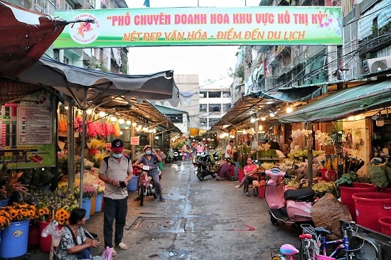 Chợ hoa Hồ Thị Kỷ có phải là nơi chỉ bán hoa không hay còn là một thiên đường ẩm thực?