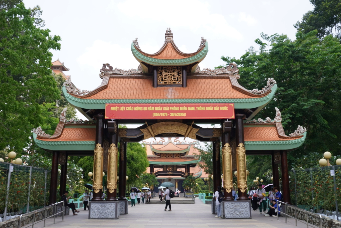 So sánh tour nửa ngày tham quan nội thành và tour cả ngày đi Địa đạo Củ Chi?