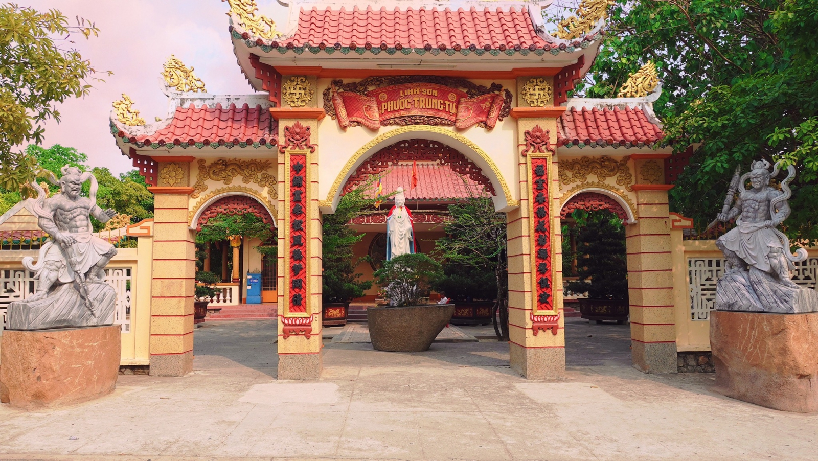 Chùa Trung – Linh Sơn Phước Trung Tự giữa lưng chừng núi Bà Đen