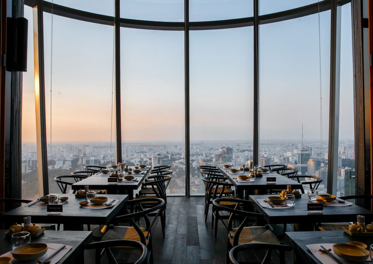 Có nhà hàng nào có view đẹp nhìn ra toàn cảnh thành phố không?