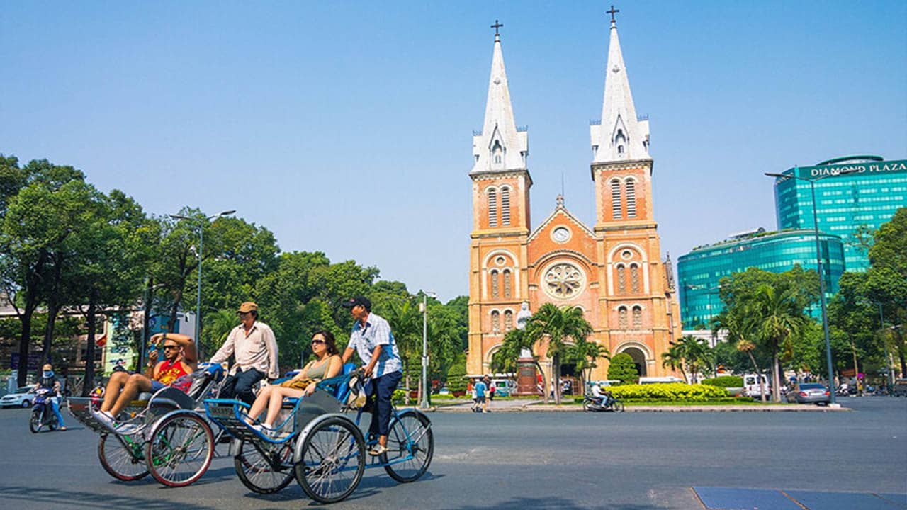 Nên đặt tour trọn gói hay tự đi khám phá sẽ tiết kiệm và chủ động hơn?
