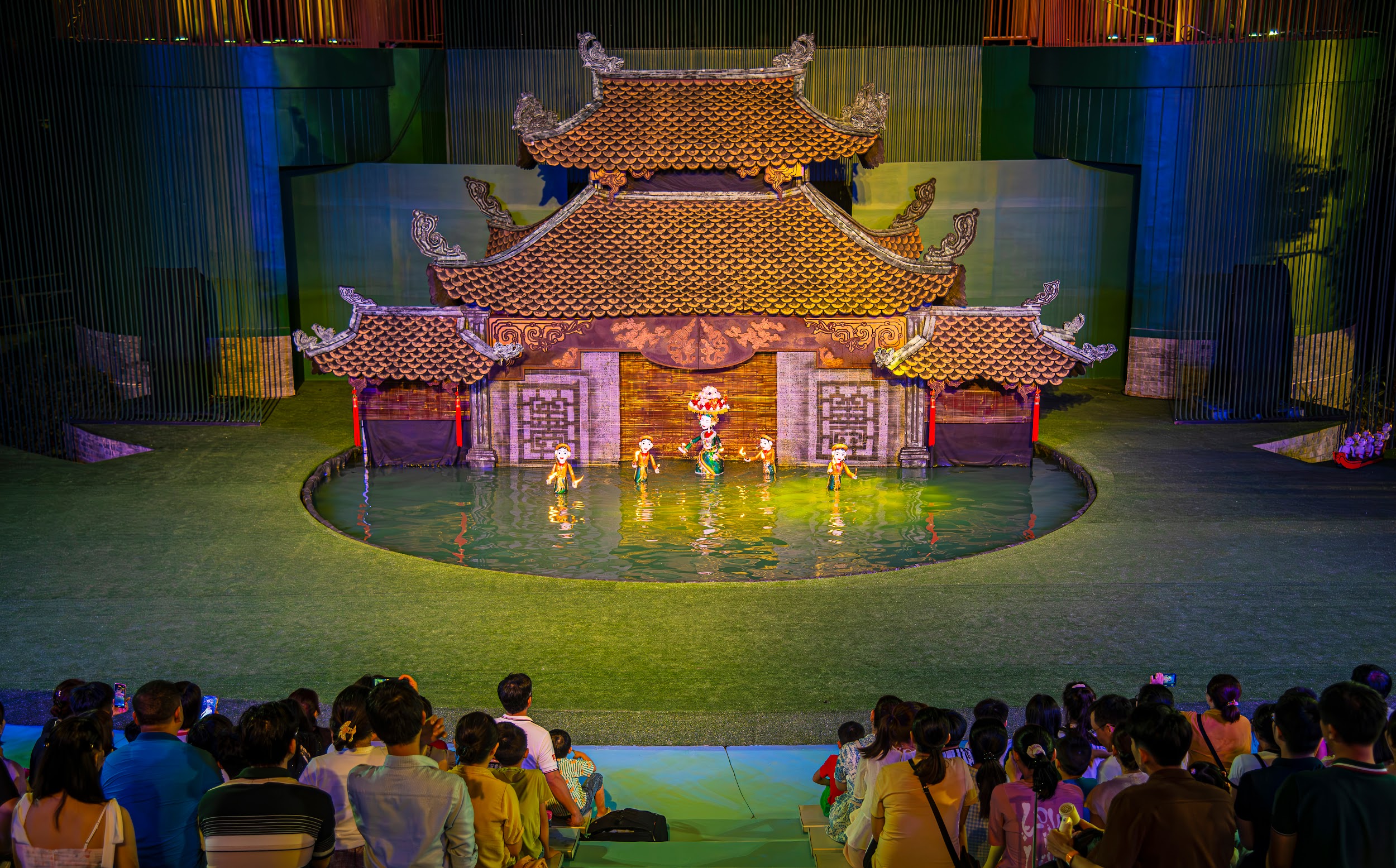 Có tour nào kết hợp tham quan thành phố và xem show múa rối nước không?