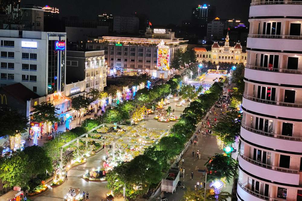Lịch trình khám phá "Sài Gòn không ngủ" trong một đêm nên bắt đầu từ đâu và kết thúc ở đâu?