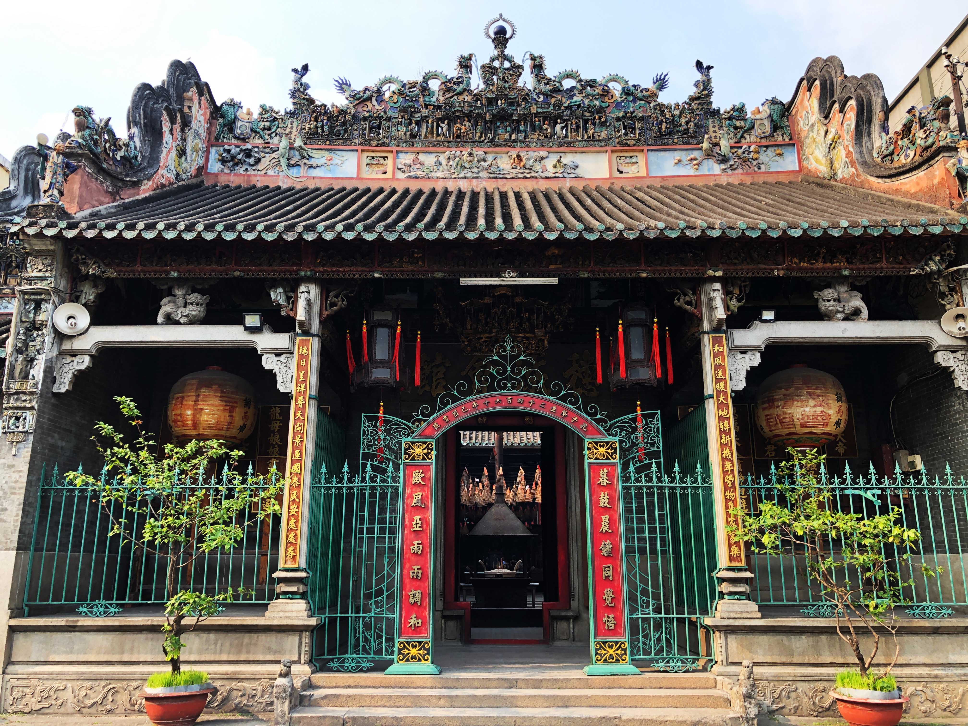 Có ngôi chùa nào của người Hoa ở Chợ Lớn có kiến trúc và màu sắc rực rỡ nhất để chụp ảnh?