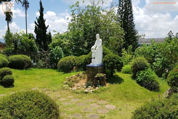 bức tượng Đức mẹ Maria