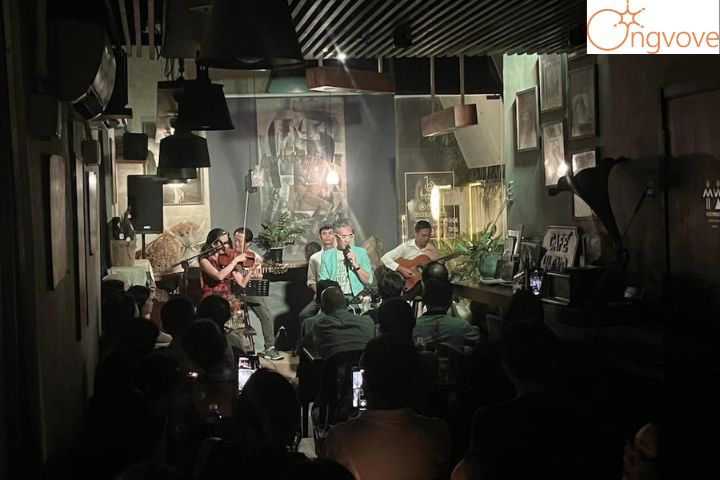 Đội ngũ ca sĩ biểu diễn tại Phòng trà Gỗ Acoustic