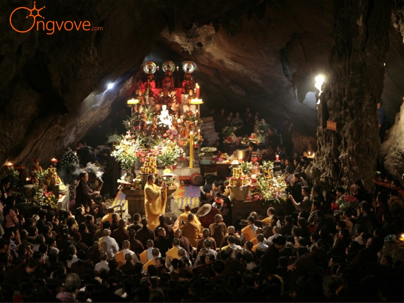 Các nghi thức diễn ra tại lễ hội chùa Hương