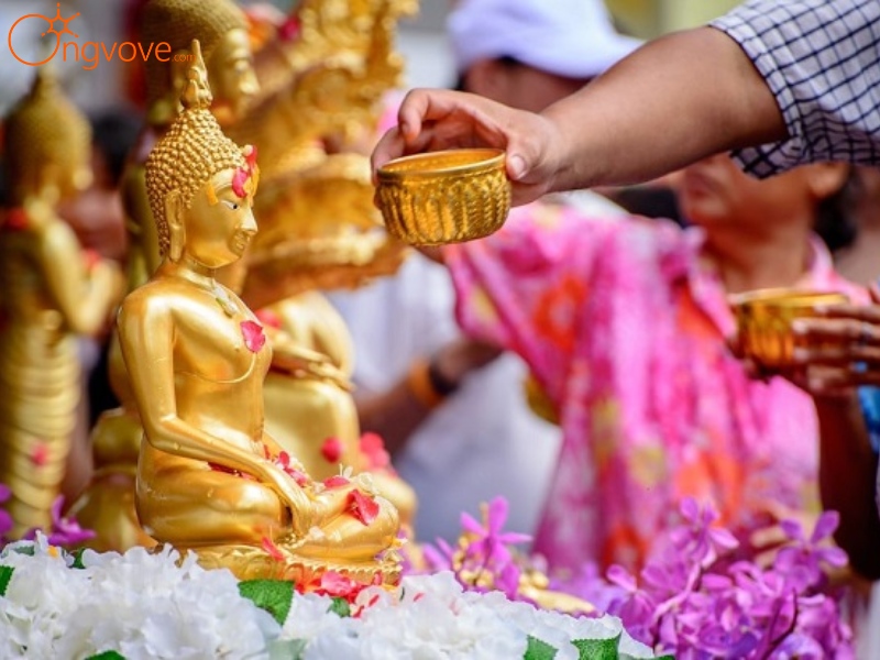Các nghi thức của lễ té nước Songkran nhân dịp năm mới tại Thái