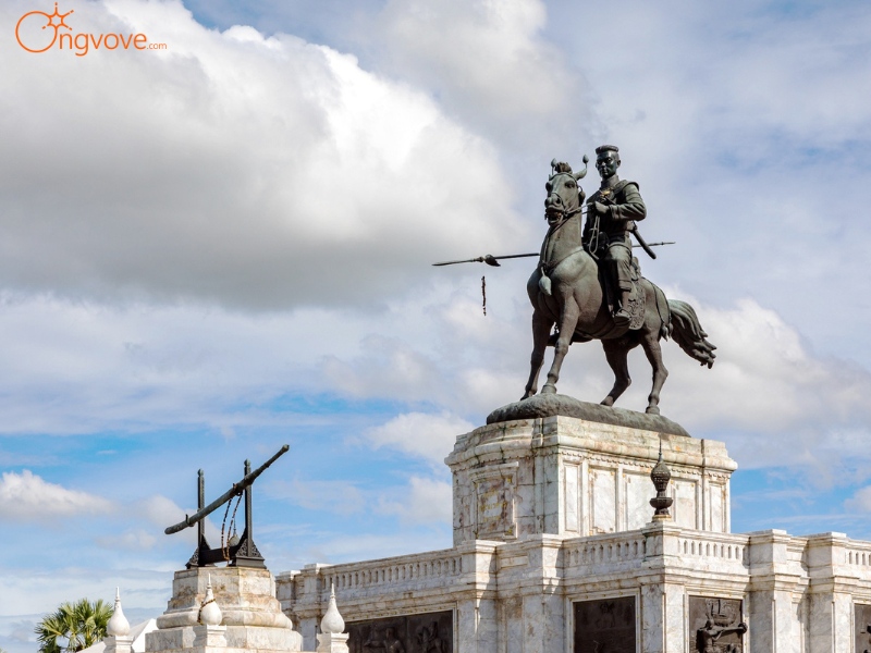 King Naresuan Monument tại Ayutthaya Thái Lan