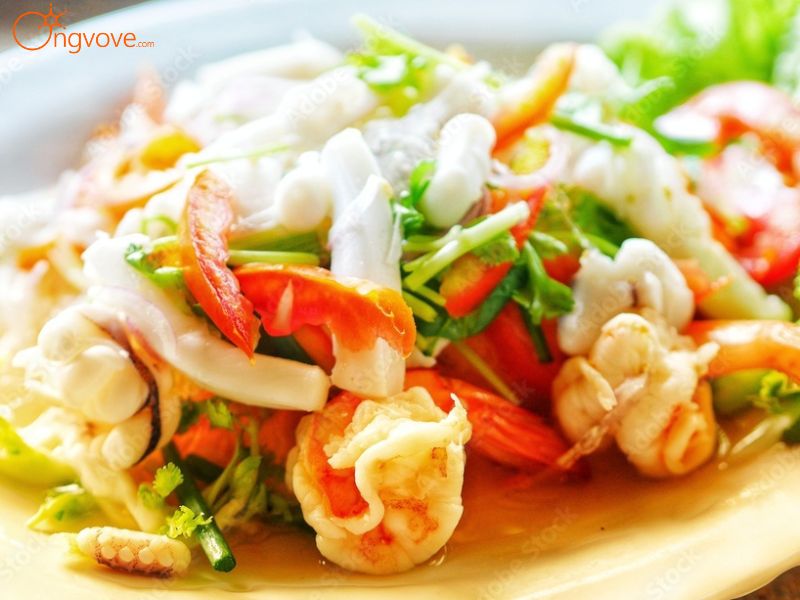 Biến tấu món salad hải sản cay theo sở thích