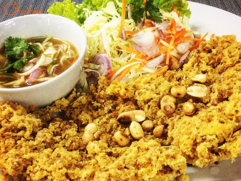 Công thức Yam pla dook foo Cá trê chiên với salad xoài xanh ngon nhất