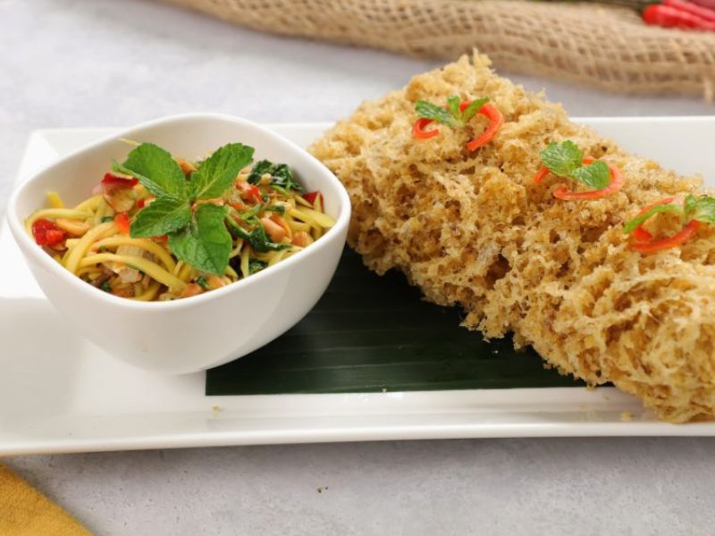 Yam pla dook foo Cá trê chiên với salad xoài xanh cho người ăn kiêng