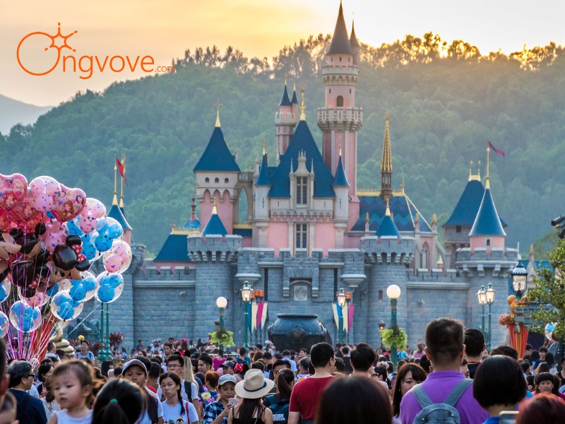 Thưởng thức ẩm thực đa dạng tại Hong Kong Disneyland