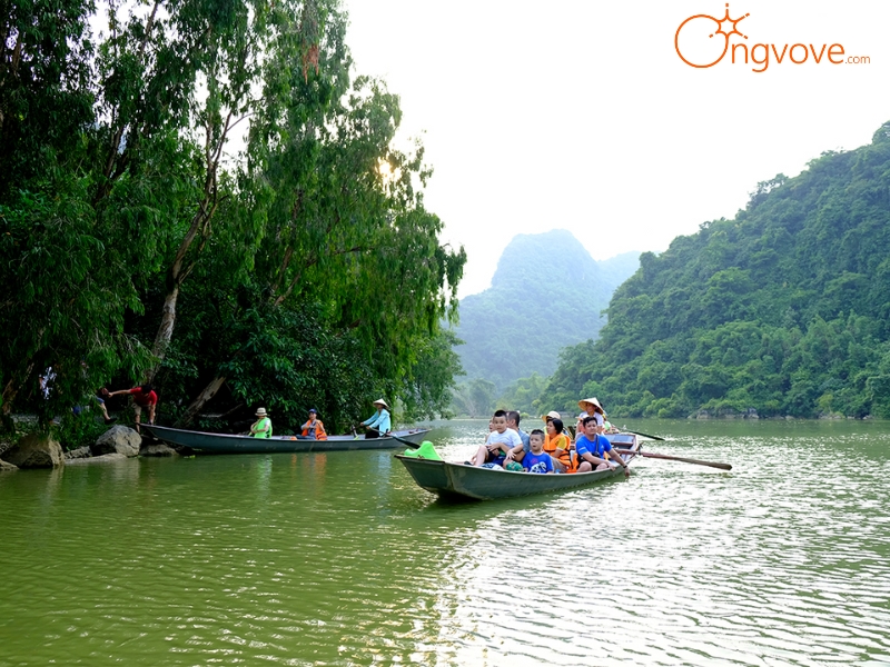 Chèo Thuyền Trên Hồ Tiên