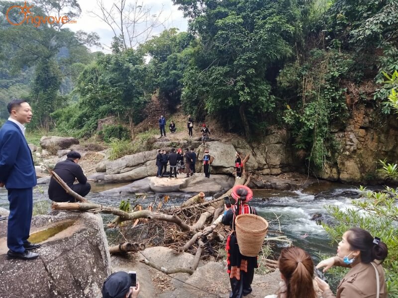 Dịch vụ du lịch "Thác Rọom" tại Ong Vò Vẽ Travel