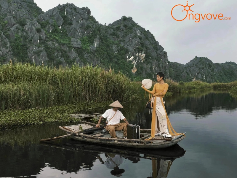 Trải nghiệm chèo thuyền trên mặt nước phẳng lặng