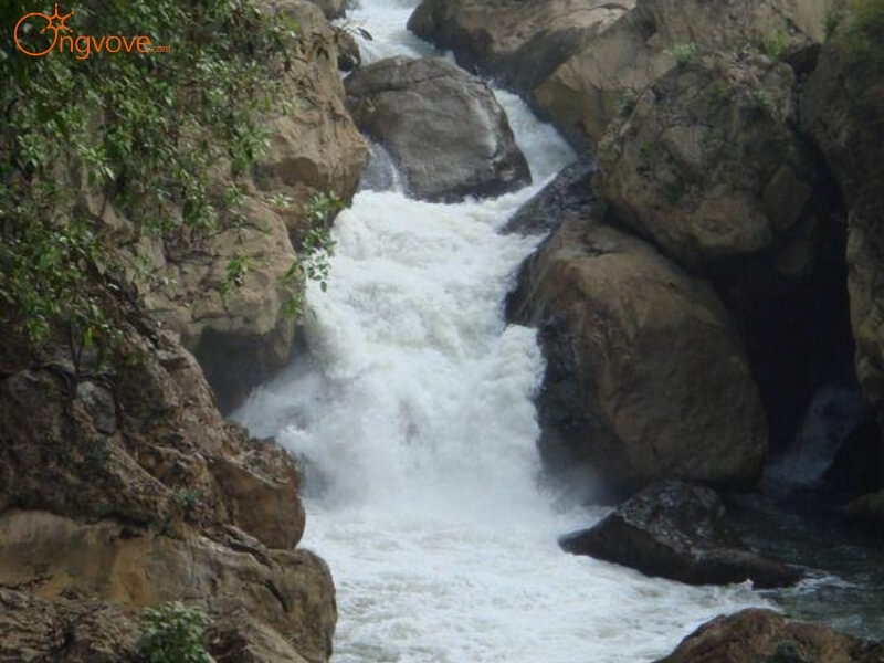 Vẻ đẹp thiên nhiên của Thác Rọom